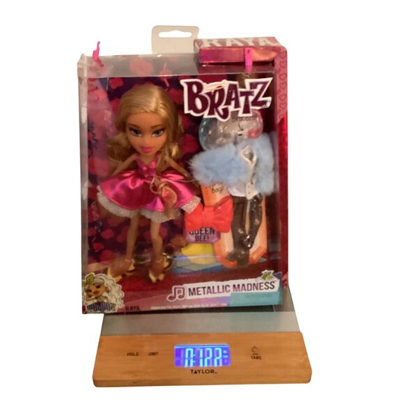 NEW 2015 Bratz Metallic Madness Blonde Raya Doll Party Dress Accessories - Picture 14 of 14